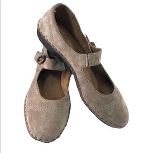 White Mountain sz 9 Tan Suede Mary Jane Flats